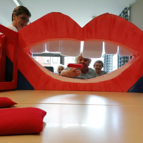 Pittenzakjes in een mond gooien