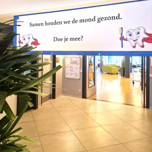 Spandoek aan de ingang van het WZC