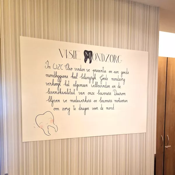 Visie mondzorg - bord aan de muur